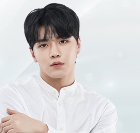 남자 무쌍 눈매교정 — 흰 셔츠 차림의 짧은 머리 남성 모델