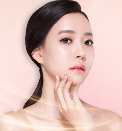 앞 · 뒤트임 복원 — 두 손을 얼굴선에 댄 긴 머리 여성 모델