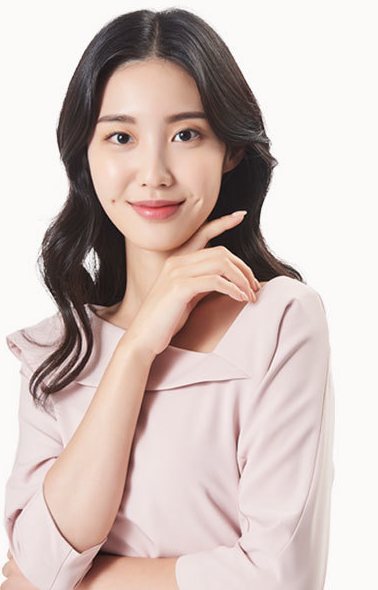앞트임 복원의 특징 — 턱에 손을 댄 분홍 블라우스 차림의 긴 웨이브 머리 여성 모델