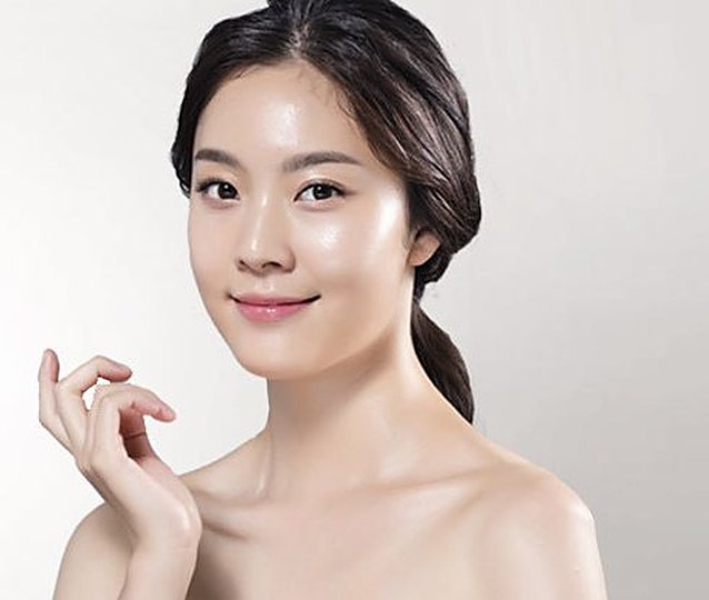 앞트임 복원 — 한 손을 턱 가까이 든 긴 머리 묶은 여성 모델